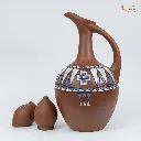 თიხის ტრადიციული დოქი და სასმისები.webp